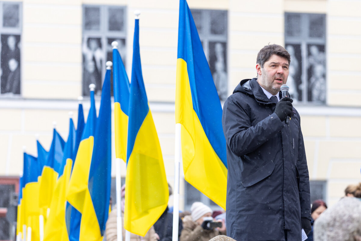 Teadusprorektor Kristjan Vassil mikrofoniga 7. märtsil Tartu Ülikooli peahoone ees. Taustal Ukraina lipud. Foto: Tartu Ülikool