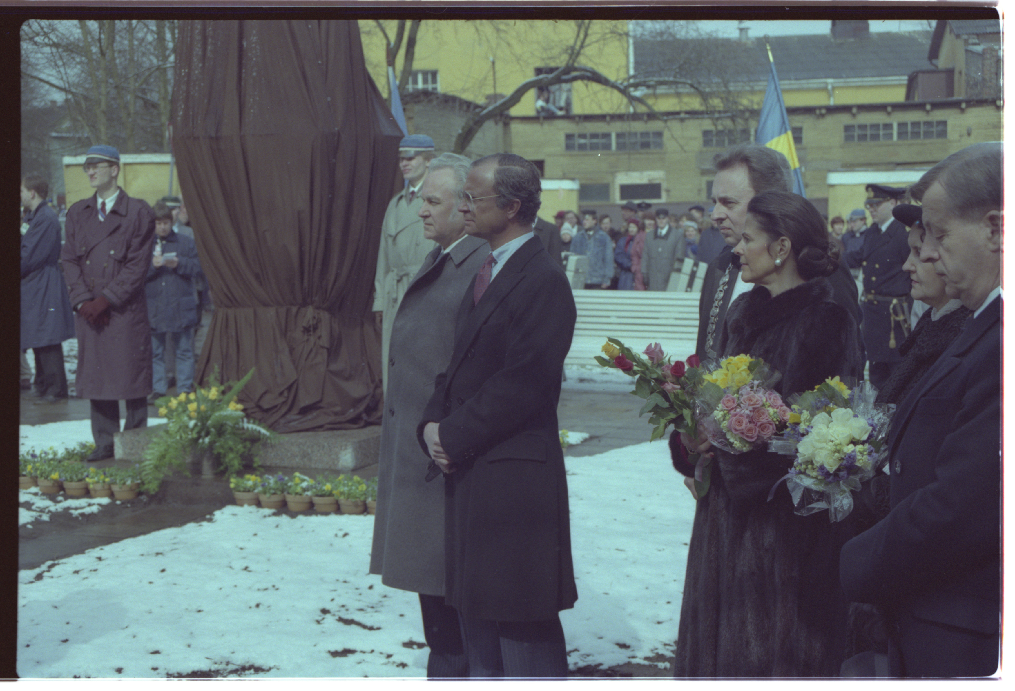 Rootsi kuningas Carl XVI Gustaf ja kuninganna Silvia Tartu Ülikoolis. Gustav II Adolfi mälestussamba pidulik avamine, 23.04.1992. Foto: Eduard Sakk, Tartu Ülikooli muuseum
