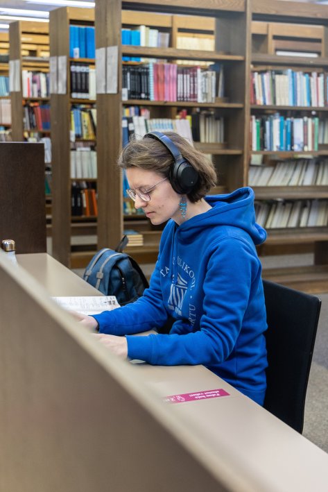 Tartu Ülikooli tudeng Liisa raamatukogus