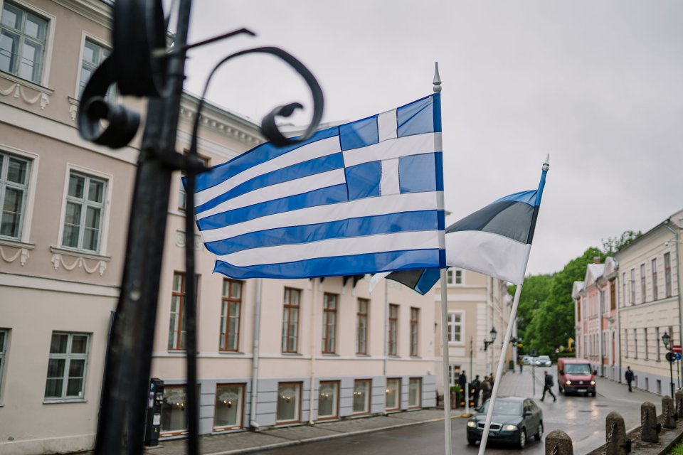 Kreeka ja Eesti lipp Tartu Ülikooli peahoone ees