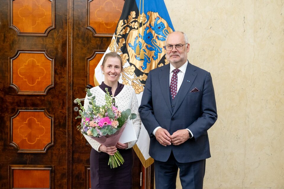 Laureate of the Young Scientist Award Hedvig Tamman with President Alar Karis