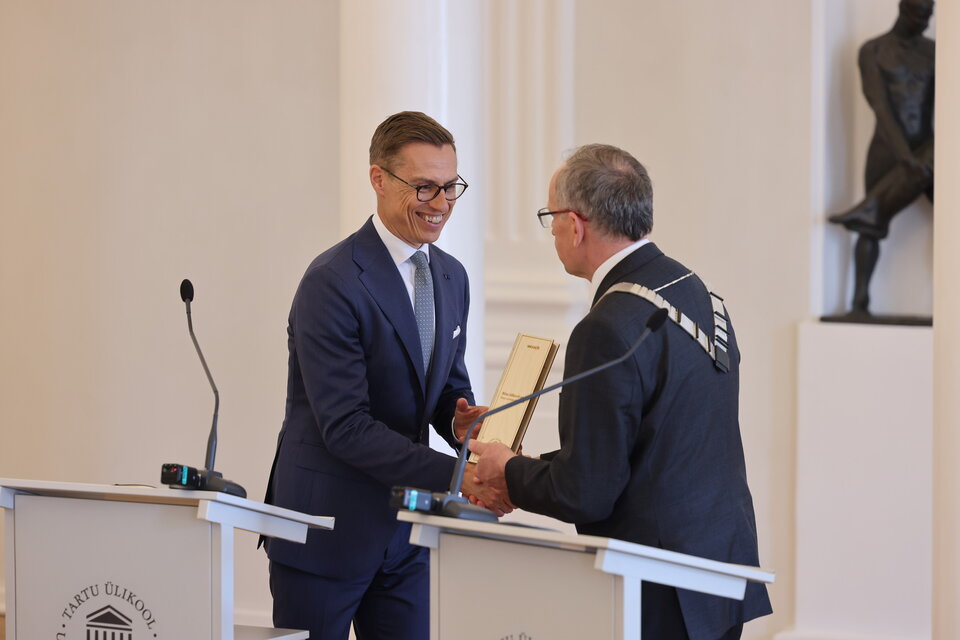 Rektor Toomas Asser kingib Soome president Alexander Stubbile kella