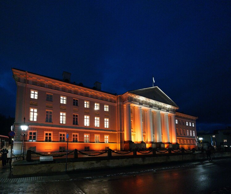 Ülikooli peahoone ja Tartu observatoorium Tõraveres värvusid 25. novembril koos paljude teiste Eesti hoonetega oranžiks, mis sümboliseerib vägivallavaba tulevik