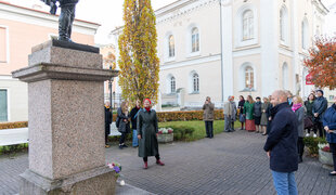 Kuningas Gustav II Adolfi mälestusmärgi juures