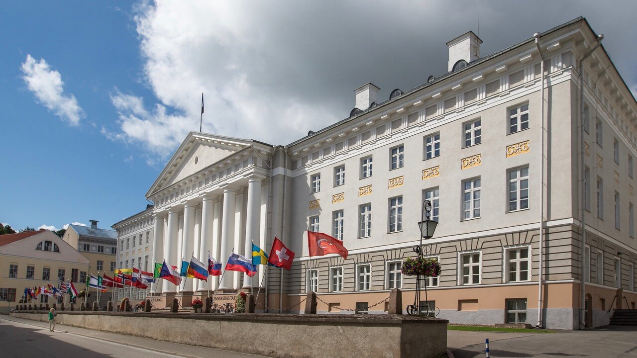 Tartu Ülikooli peahoone suvel lippudega vaade paremalt küljelt