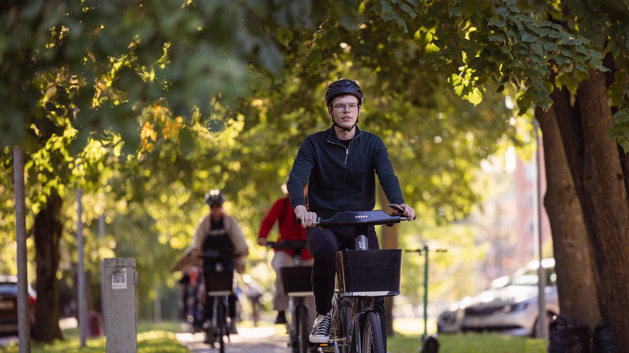 Tartu kõrgkoolide esindajad Tartu liikuvusnädala rattasõidul.
