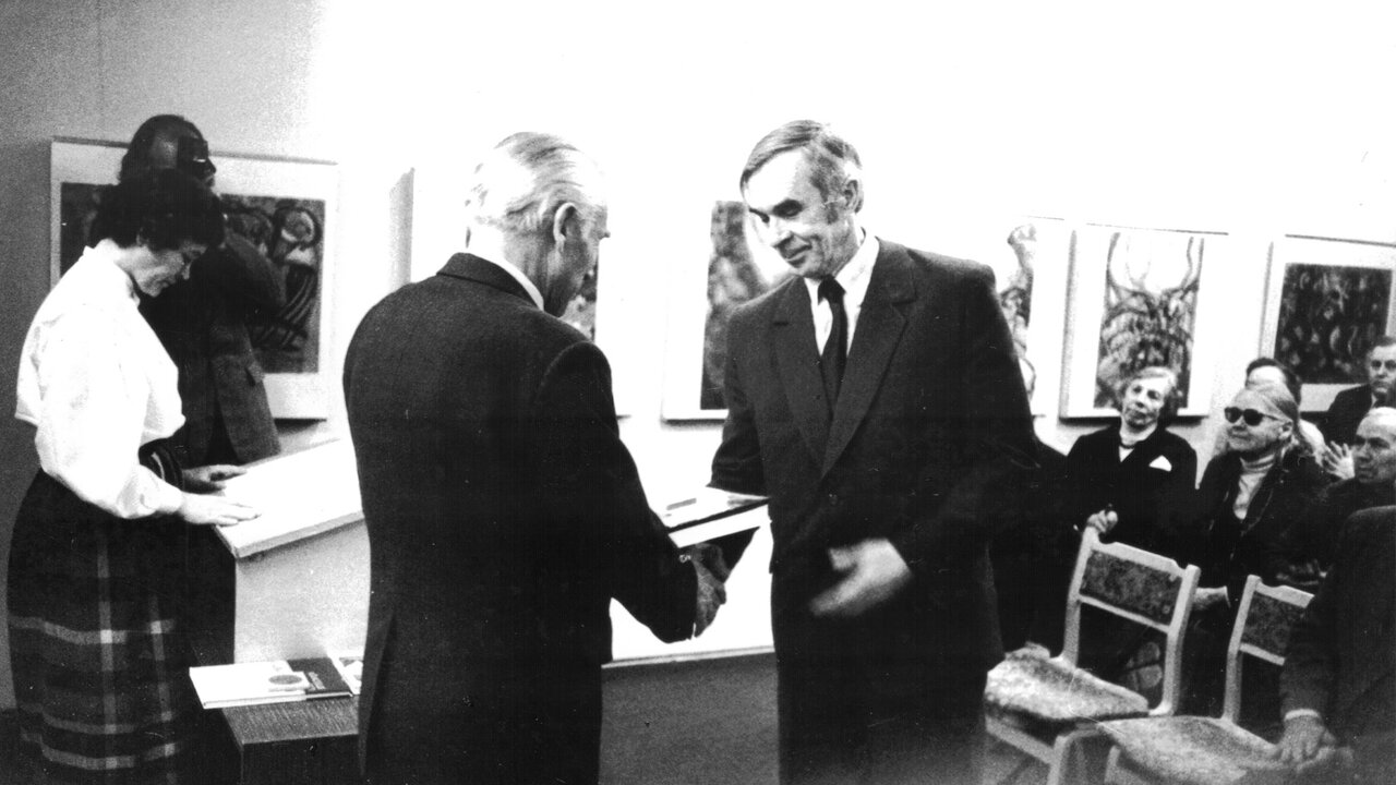 Herbert Ligile antakse üle Kreurzwaldi mälestusmedal, Võrus 1988. aastal. Dr.KM F 302:4/n.