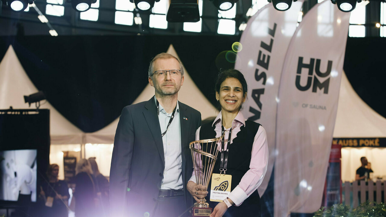 UniTartu Deep Tech Pitch Match võitja karikaga.