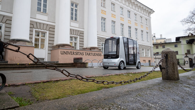 Iseliikuv vesinikusõiduk Tartu Ülikooli peahoone ees.