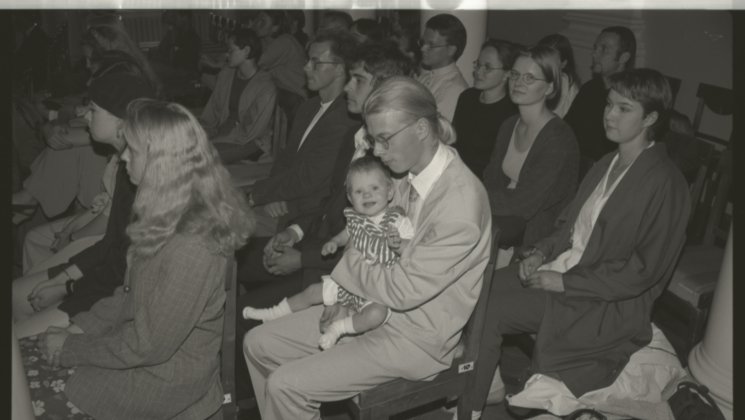 Mika Keränen 1995. aastal aktusel koos lapsega
