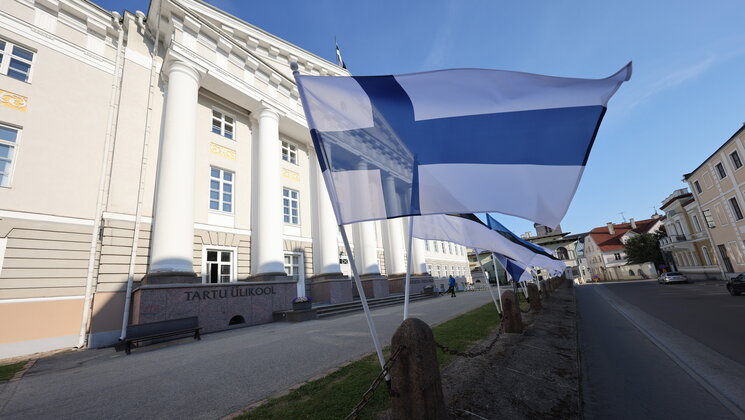 Soome lipud peahoone ees