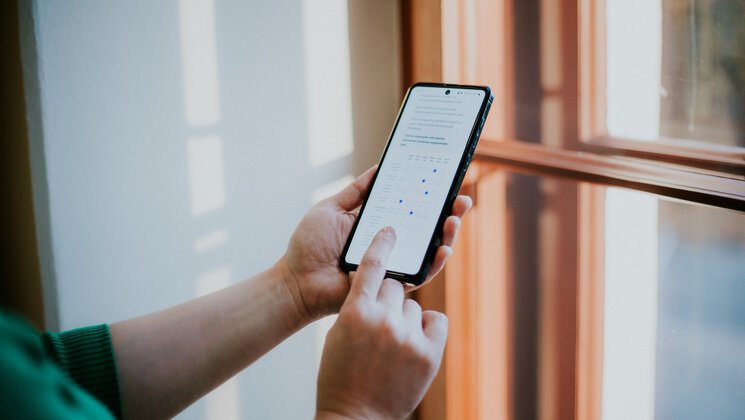 Inimene täitmas mobiilis isiksusetesti.