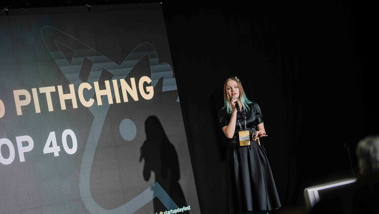 Women on pitching stage