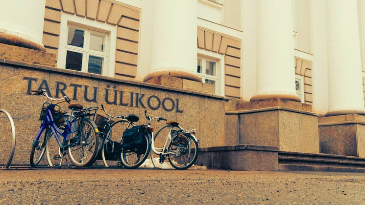 There are bicycles in front of the main building of the University of Tartu