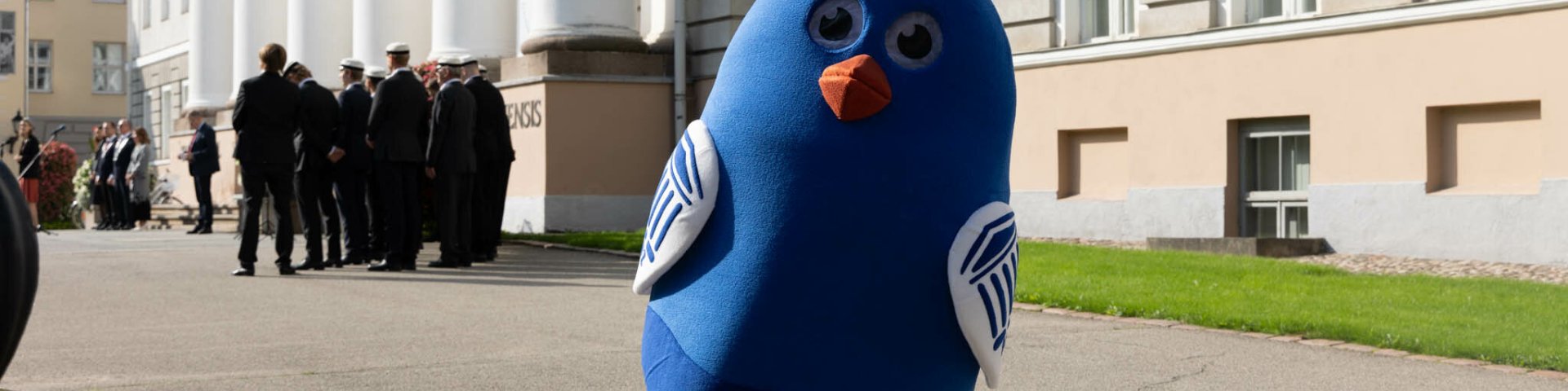 Tiksu 2021/2022 õppeaasta avaaktusel peahoone ees