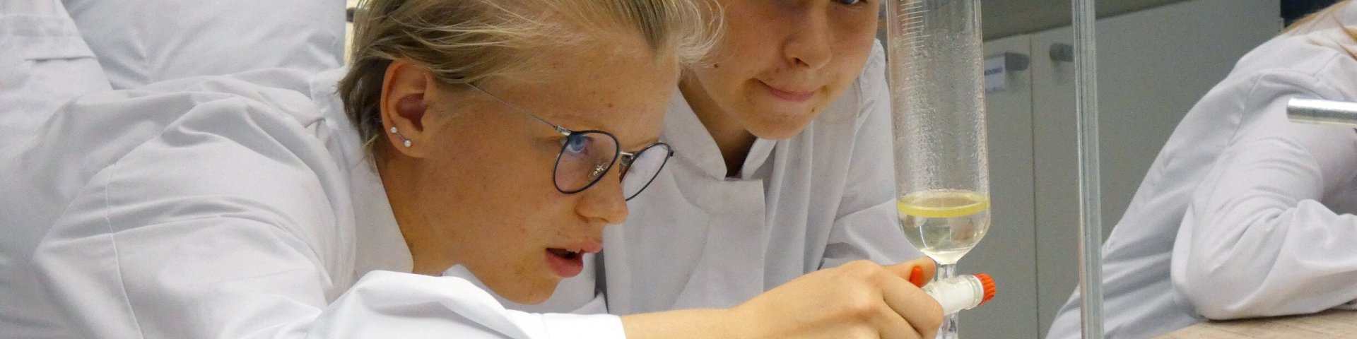 Õpilased Tartu Ülikooli laboris.