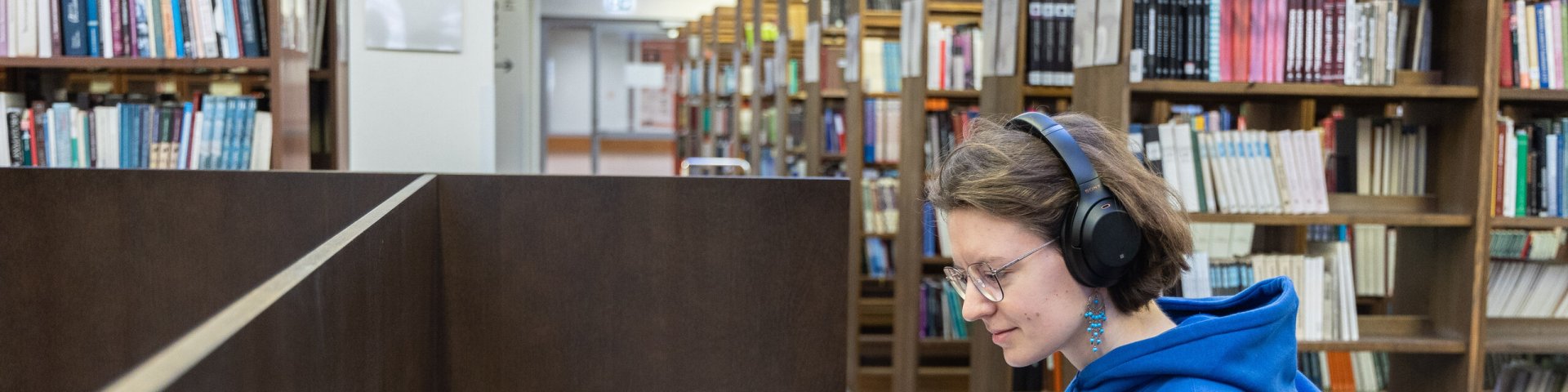 Tartu Ülikooli tudeng raamatukogus õppimas