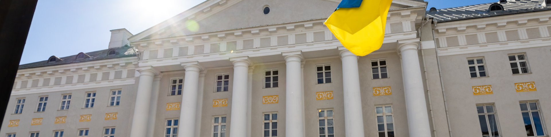 Tartu Ülikooli peahoone ja lehviv Ukraina lipp