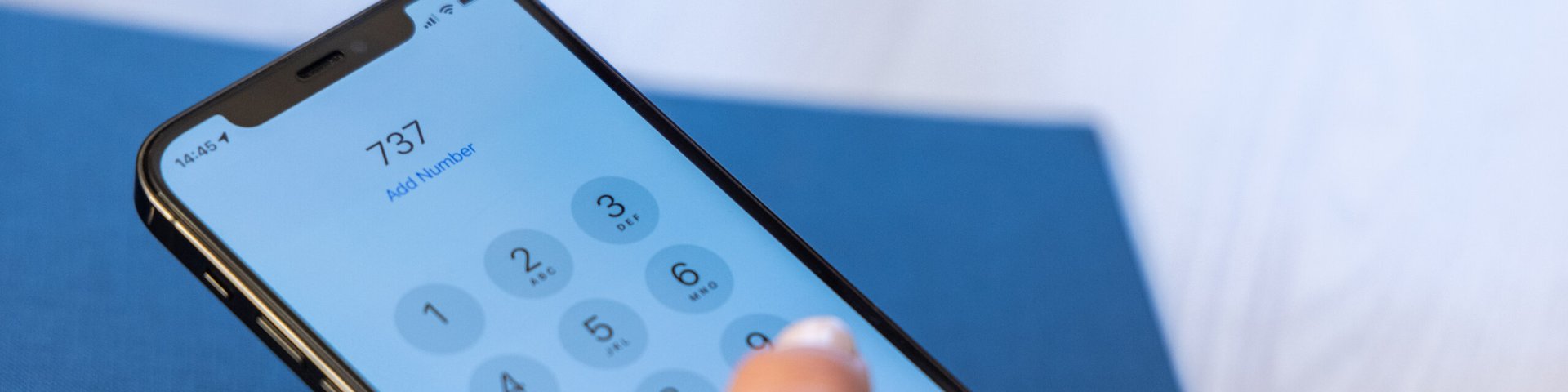 Telefon, kus on valitud number 737 inimese käes