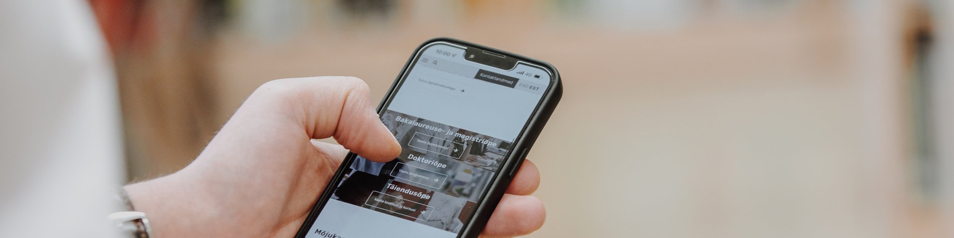 Õpilane telefonist infot otsimas