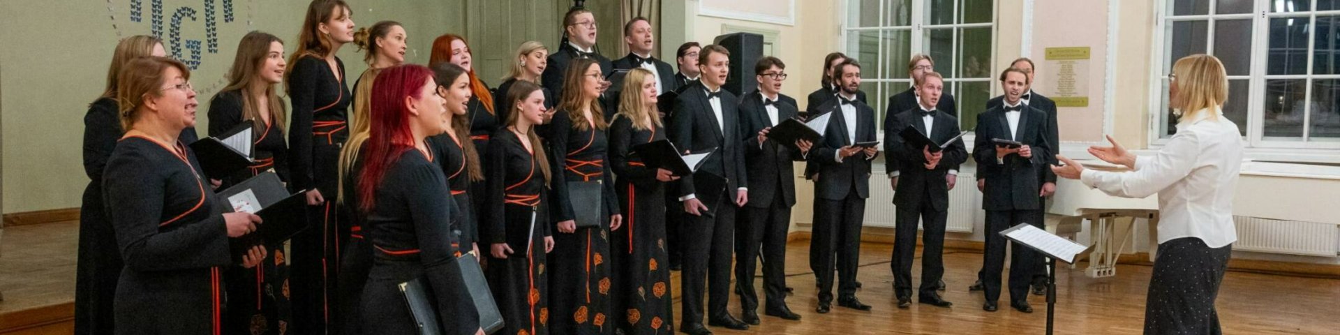 Tartu Ülikooli kammerkoor võistulaulmisel "Tuljak"